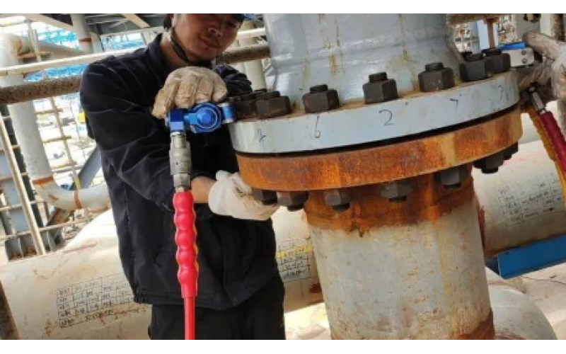 冶金余热回收设备螺栓安装预紧选用KWZK乐鱼体育在线注册,乐鱼体育（中国）液压力矩扳手